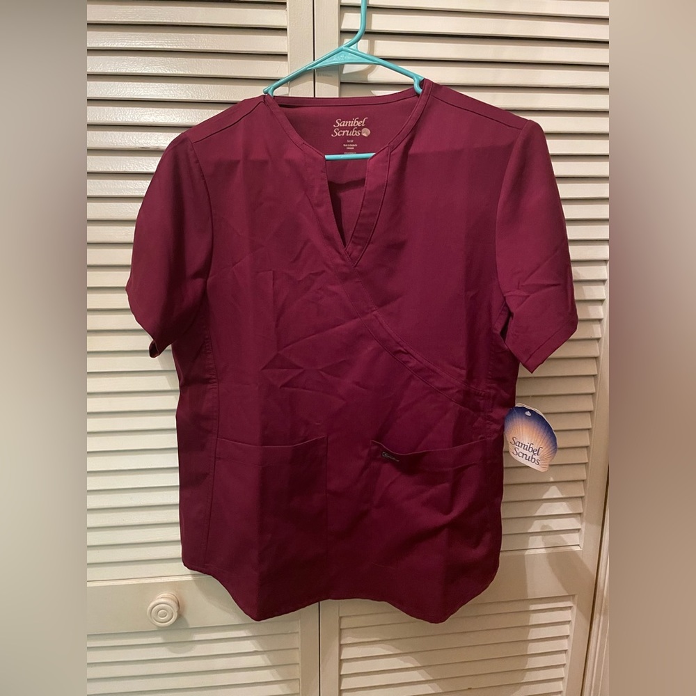 Ladies scrub shirt. Size M. NWT.